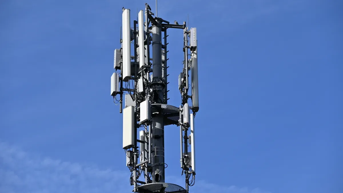 Perbandingan pengontrol antena stasiun pangkalan seluler terbaik: fitur dan kinerja.
