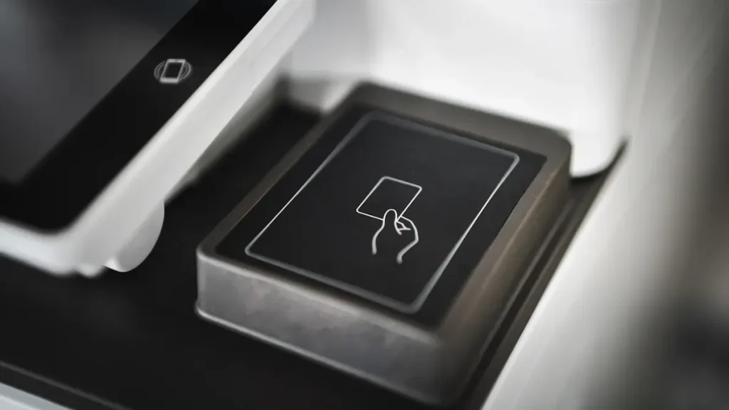 قارئات RFID المحمولة مقابل قارئات RFID الثابتة
